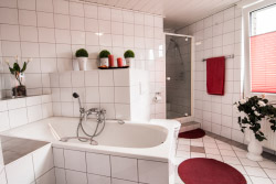 Badezimmer mit Dusche und Badewanne